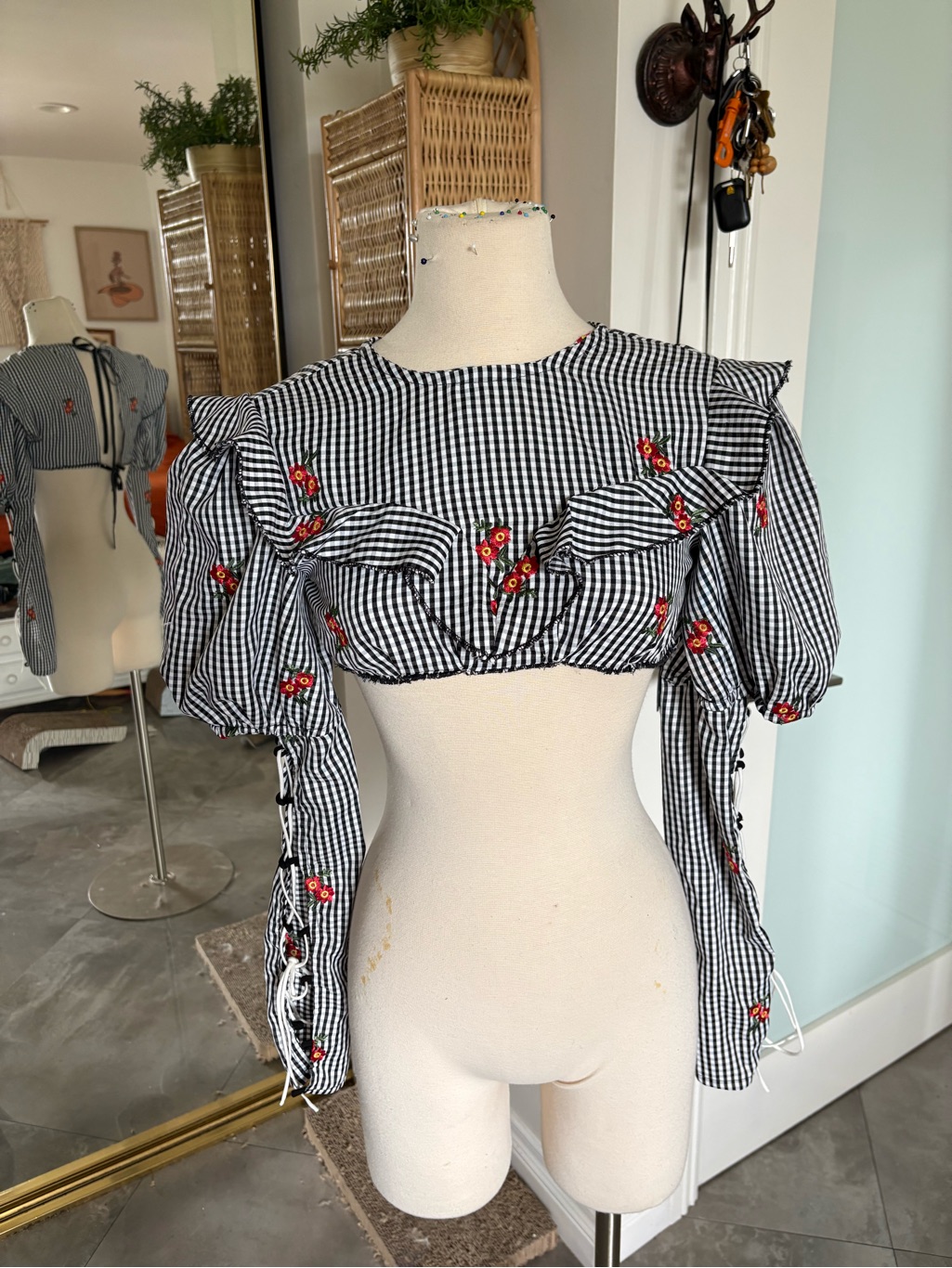 Gingham Puff-Sleeve Crop Top With Embroidered Flowers - Black/White